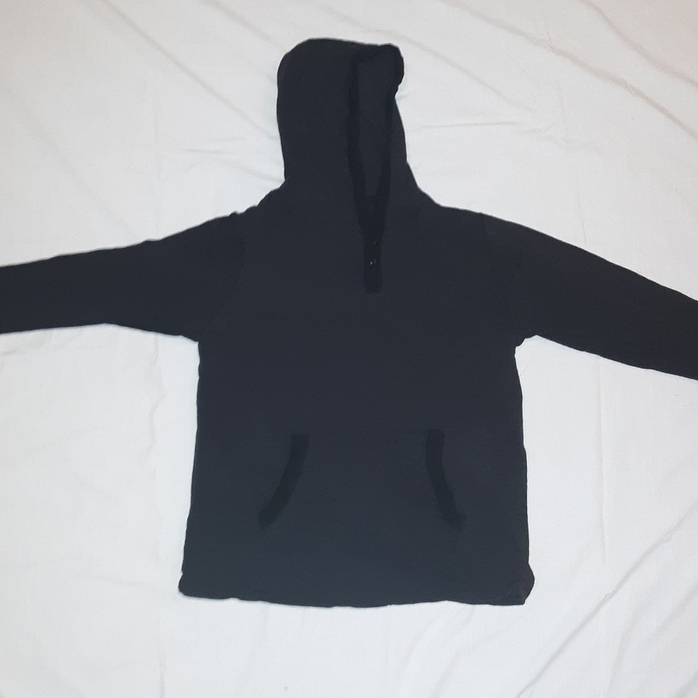 Hooded long sleeved shirt with pocket